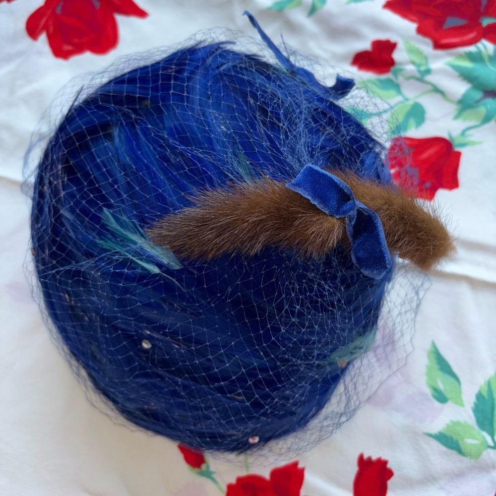Vintage hat w/ royal blue/turquoise feathers & netting - Picture 2 of 13